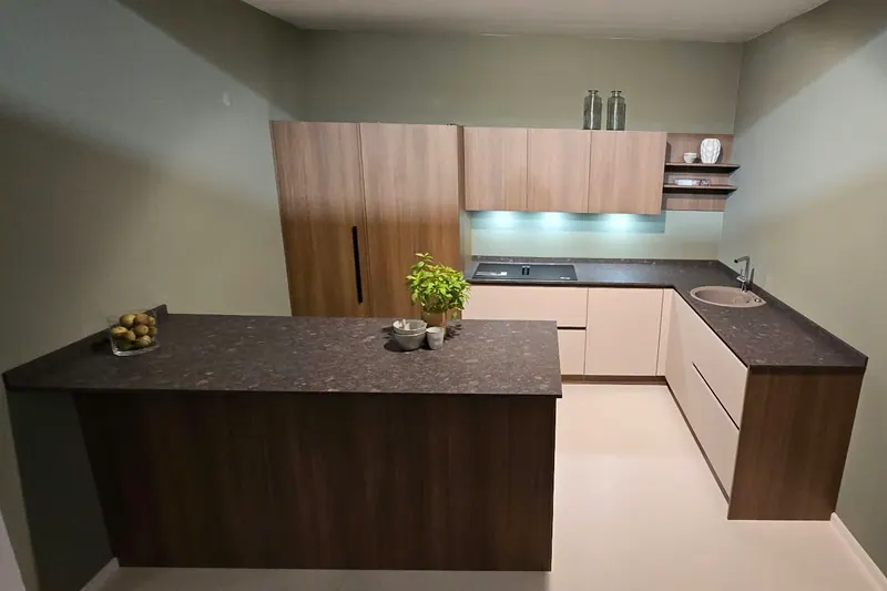 Keuken in U-vorm met een kookeiland, houten kasten en een stenen werkblad