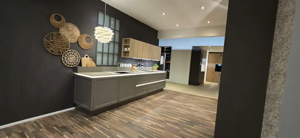 Keuken met donkere wand, rieten wanddecoratie en een lichte houten bovenkast